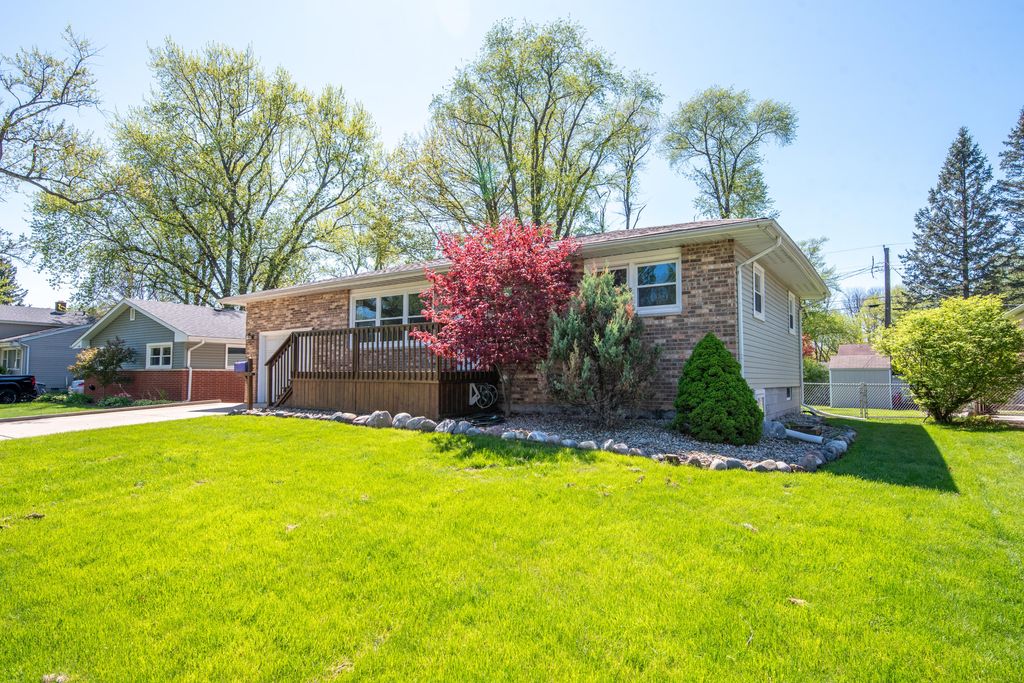 Photo of 1336 Lincoln Street, Hobart, IN 46342 (MLS # 837530)