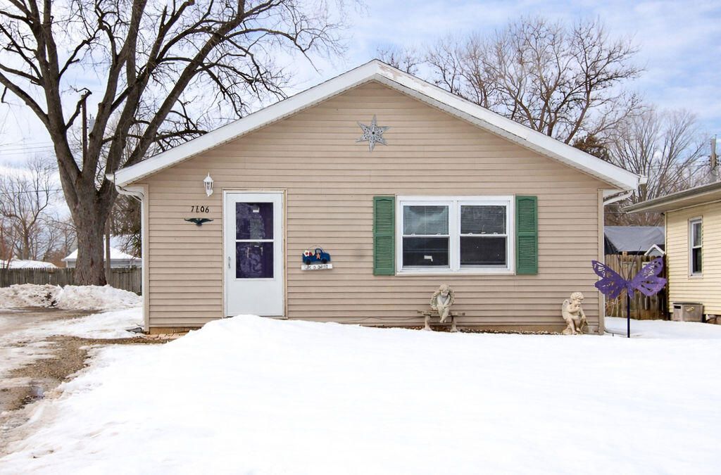 Photo of 1606 Farrand Avenue, La Porte, IN 46350 (MLS # 834045)