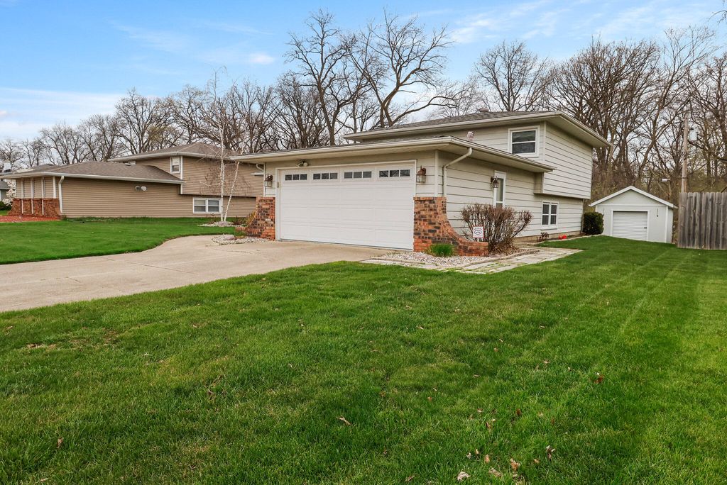 Photo of 2930 Crabapple Lane, Hobart, IN 46342 (MLS # 833934)