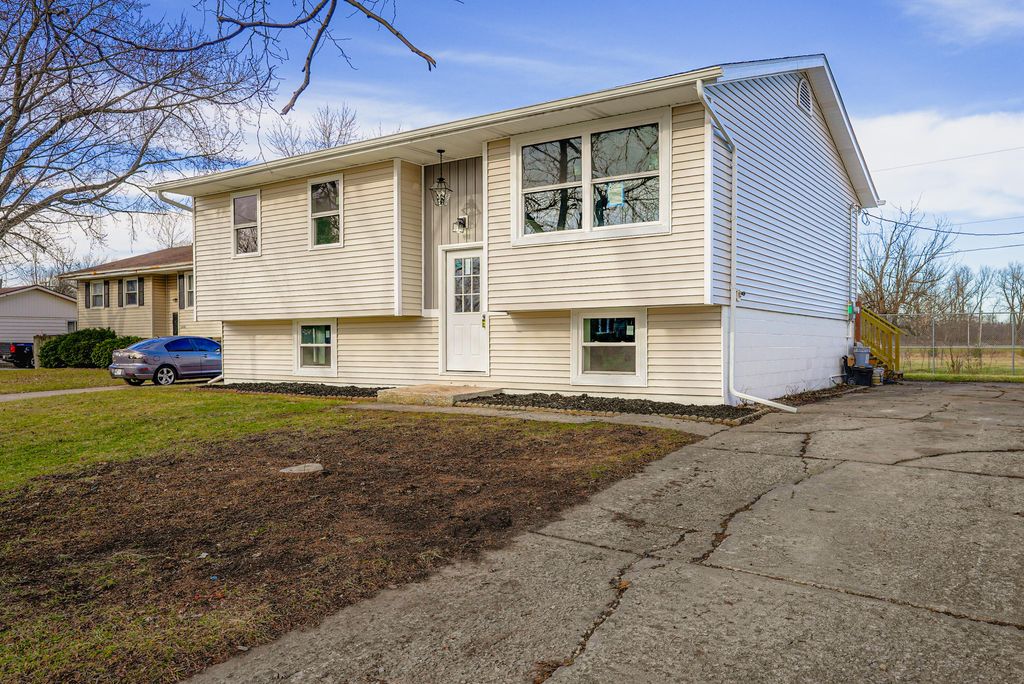 Photo of 3254 W 74th Court, Merrillville, IN 46410 (MLS # 832847)