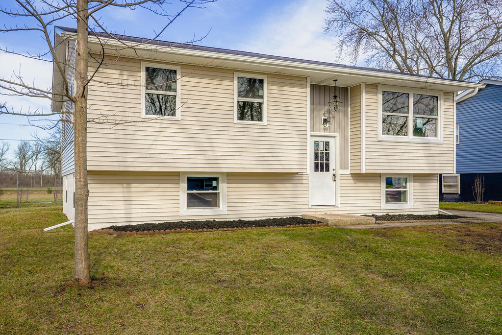 Photo of 3254 W 74th Court, Merrillville, IN 46410 (MLS # 832847)