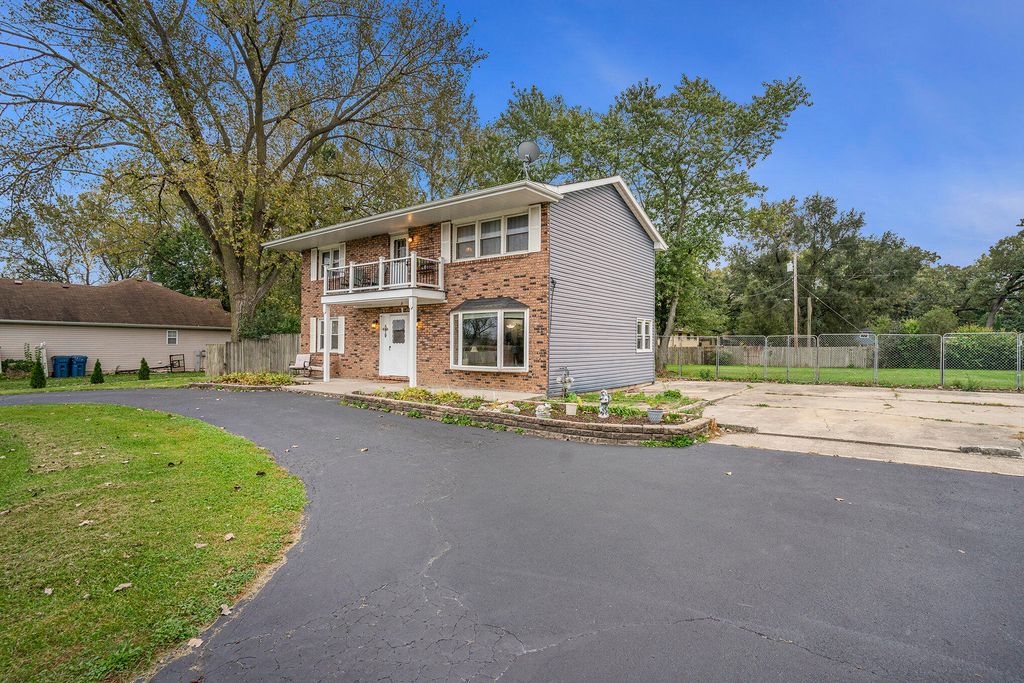 Photo of 11401 W 78th Court, Saint John, IN 46373 (MLS # 829443)