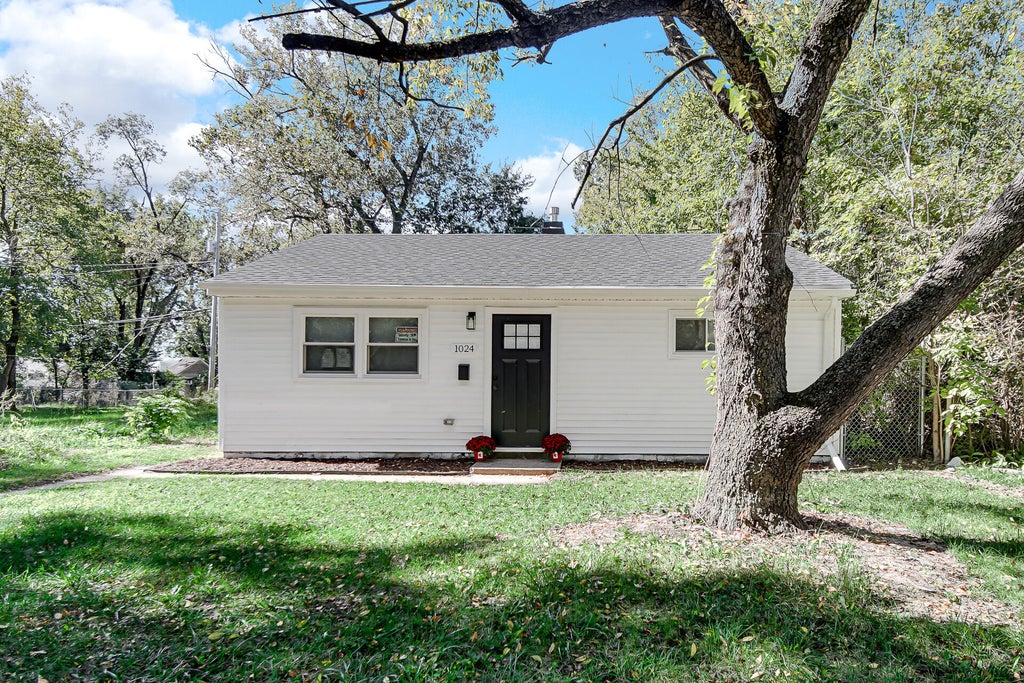 Photo of 1024 Durbin Street, Gary, IN 46406 (MLS # 846514)