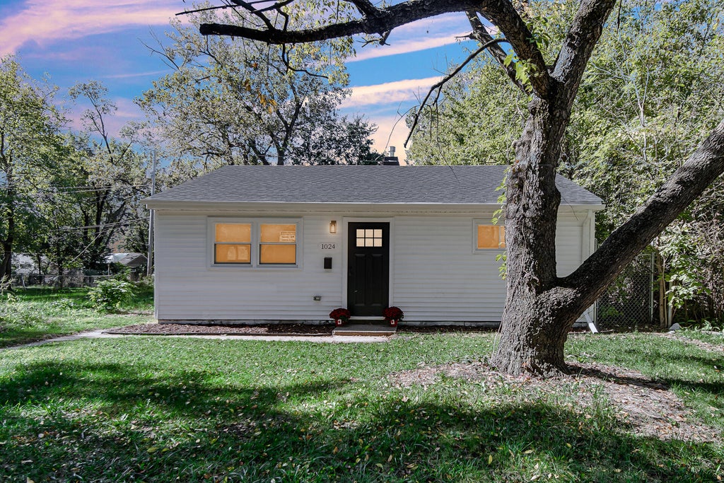 Photo of 1024 Durbin Street, Gary, IN 46406 (MLS # 846514)