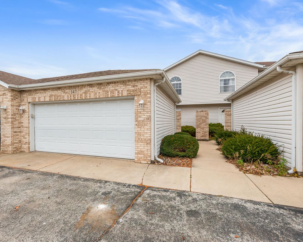 Photo of 147 Mallard Pointe Drive, Valparaiso, IN 46385 (MLS # 831065)