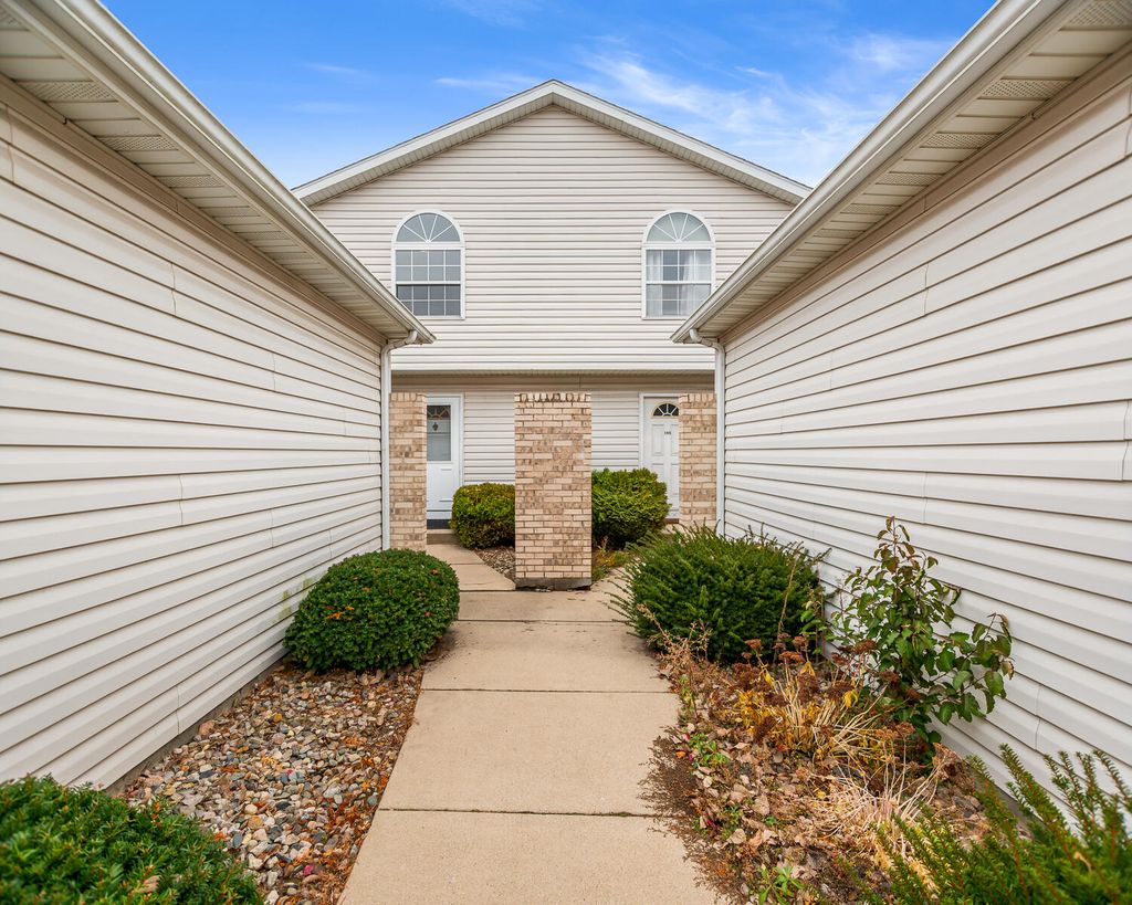 Photo of 147 Mallard Pointe Drive, Valparaiso, IN 46385 (MLS # 831065)