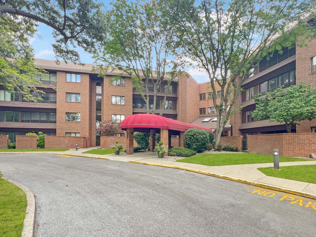 Photo of 910 Ridge Road #208, Munster, IN 46321 (MLS # 842742)