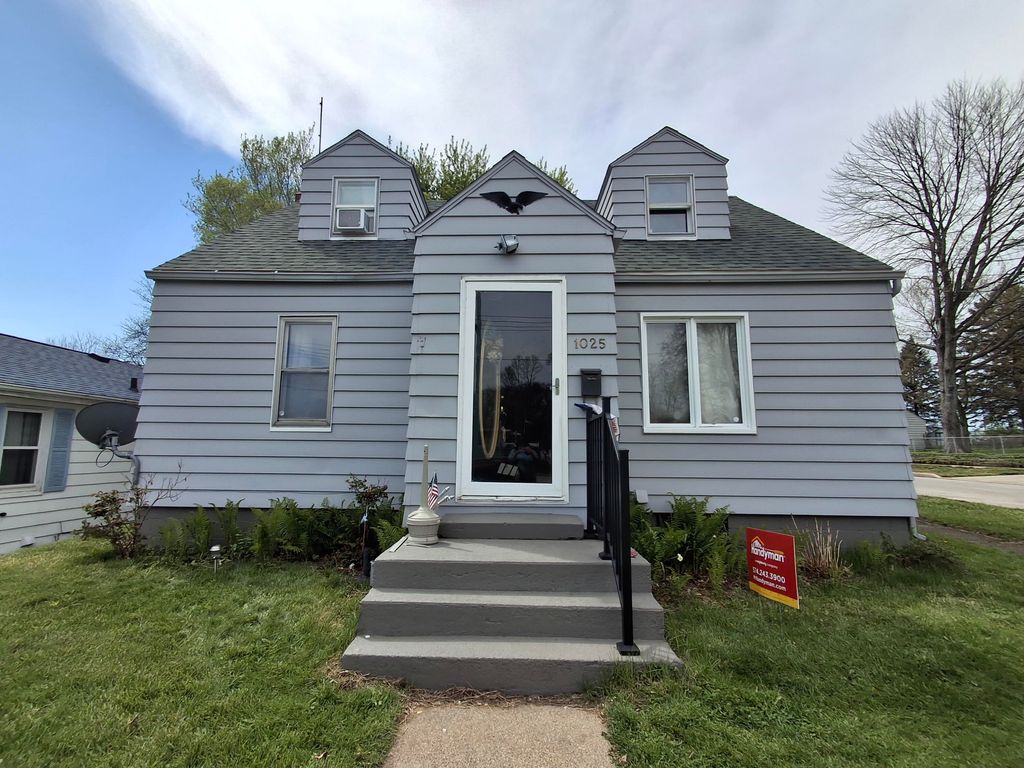 Photo of 1025 Willow Street, Mishawaka, IN 46545 (MLS # 837656)