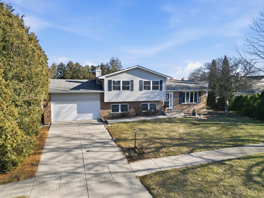 Photo of 2417 Canterbury Place, Schererville, IN 46375 (MLS # 832101)