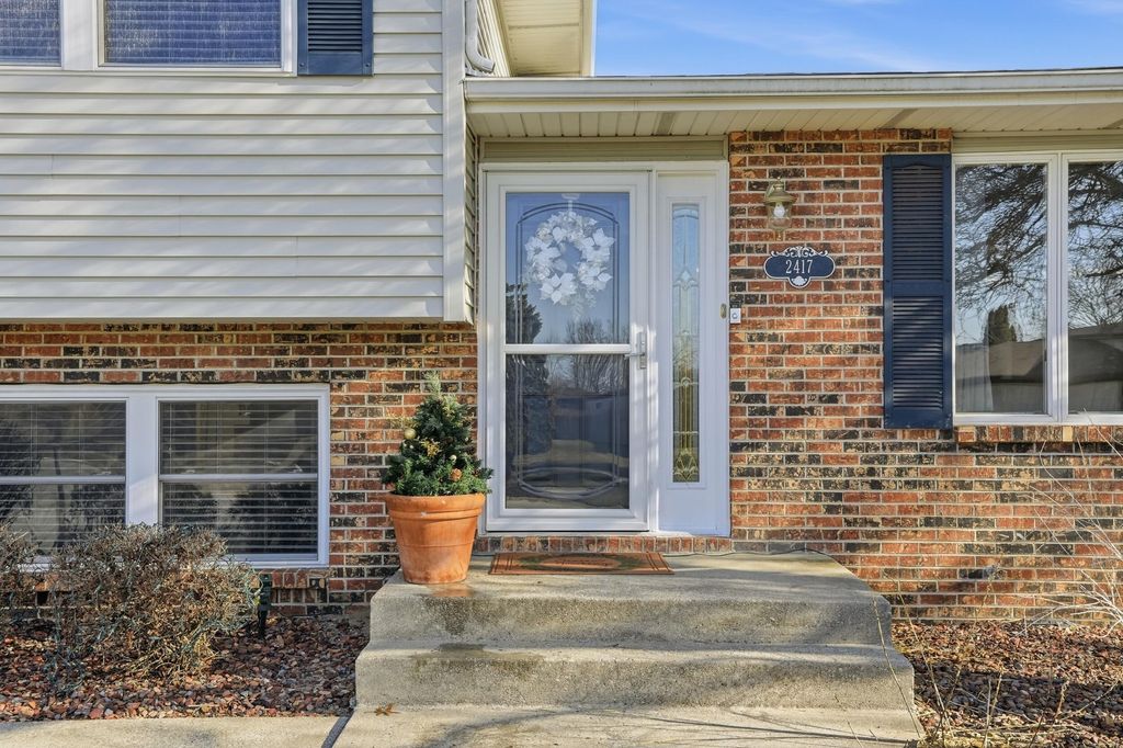 Photo of 2417 Canterbury Place, Schererville, IN 46375 (MLS # 832101)