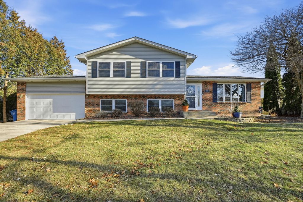Photo of 2417 Canterbury Place, Schererville, IN 46375 (MLS # 832101)