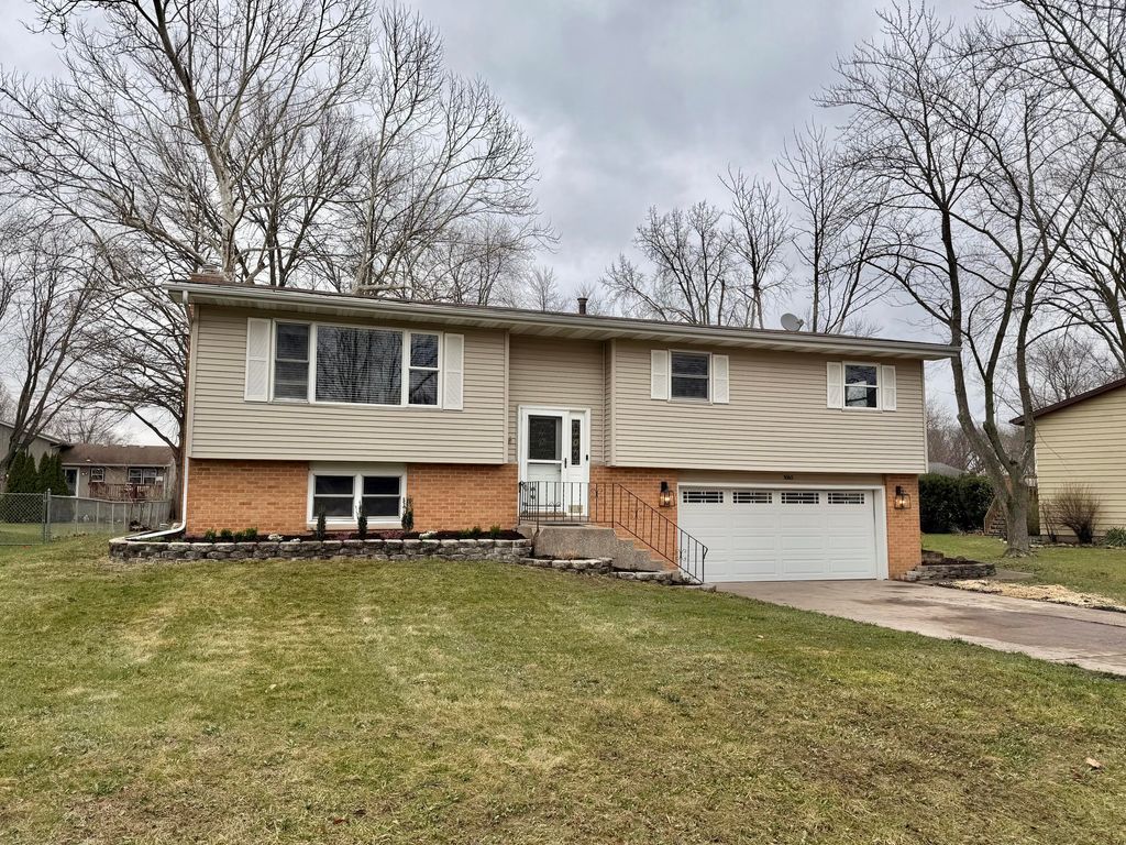 Photo of 3063 Parkwood Place, Crown Point, IN 46307 (MLS # 835944)