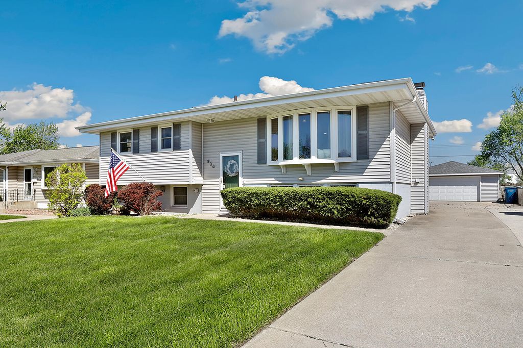 Photo of 806 Harrison Place, Dyer, IN 46311 (MLS # 837721)