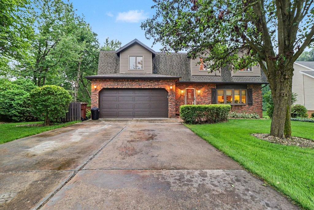 Photo of 428 Pickwick Place, Valparaiso, IN 46385 (MLS # 843827)