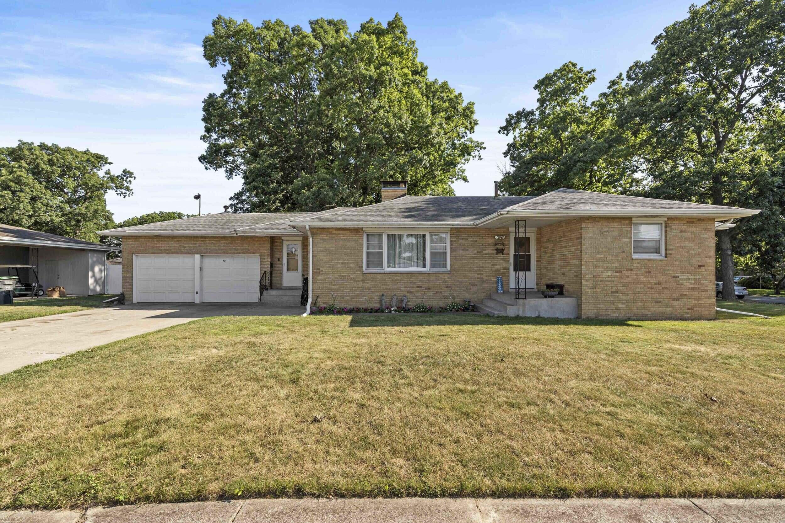 921 W 3rd Place