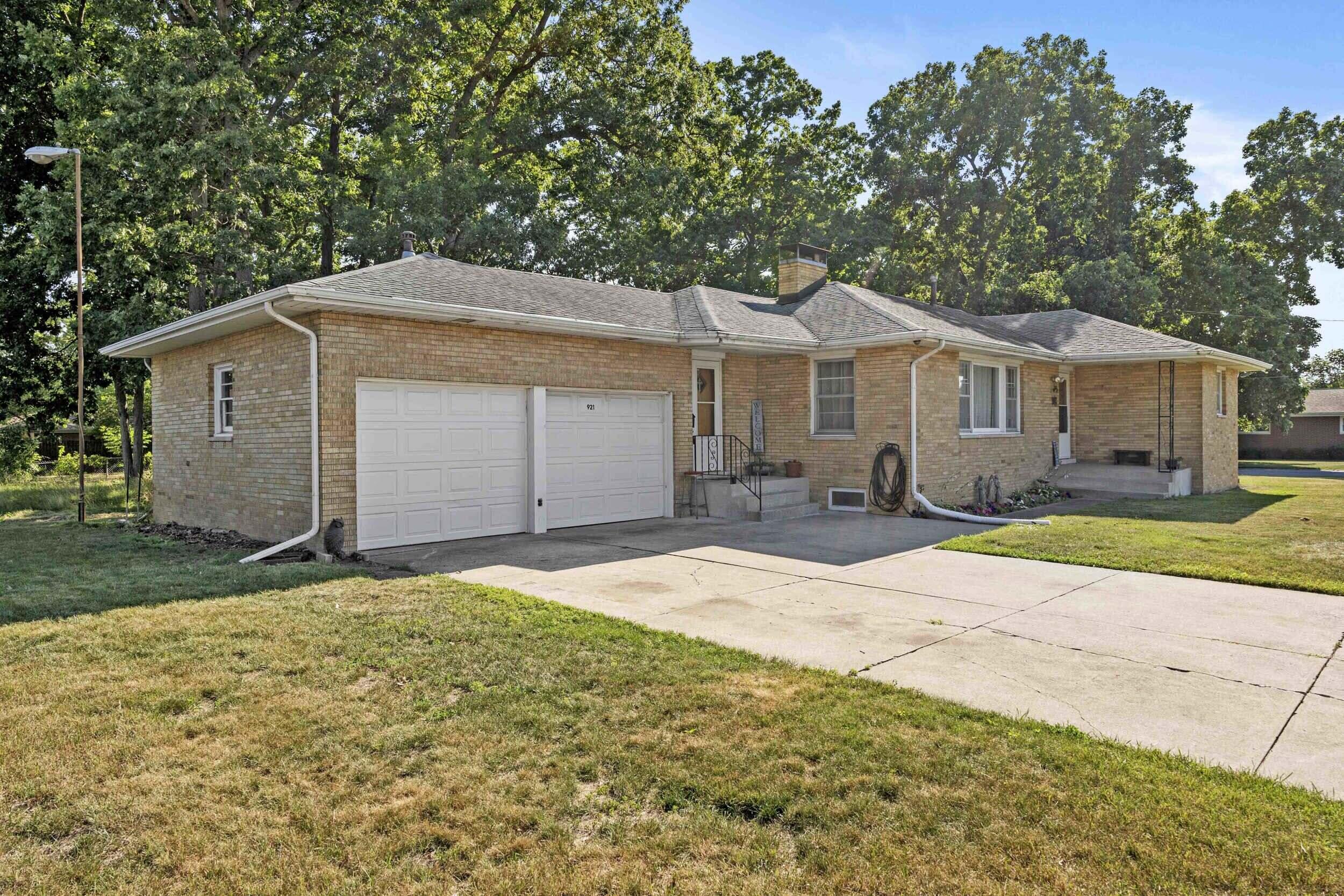 921 W 3rd Place
