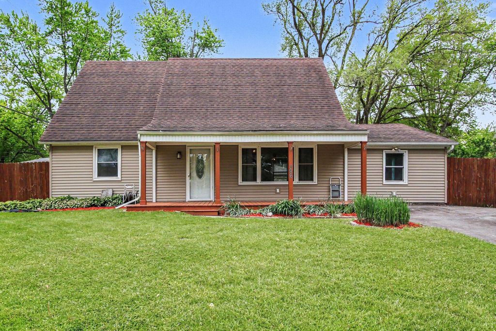 Photo of 396 Clear Creek DR, Valparaiso, IN 46385 (MLS # 838611)