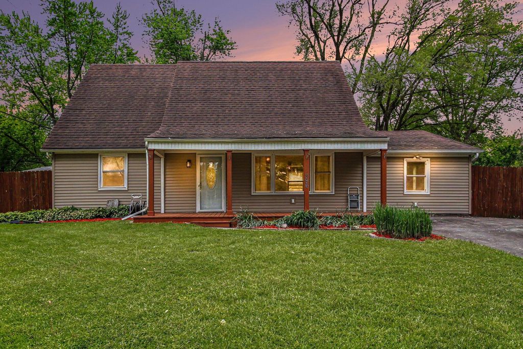 Photo of 396 Clear Creek DR, Valparaiso, IN 46385 (MLS # 838611)