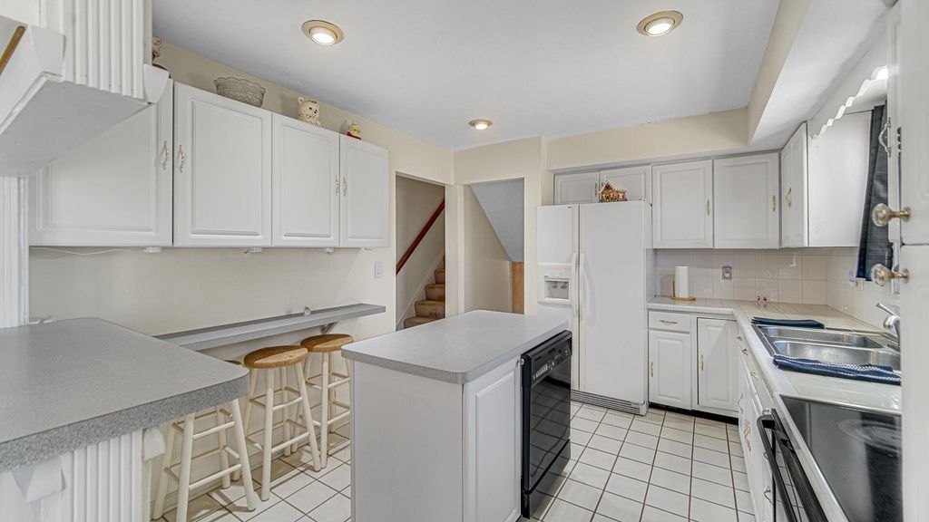 Photo of 3951 S Lakeshore Dr, Crown Point, IN 46307 (MLS # 835189)