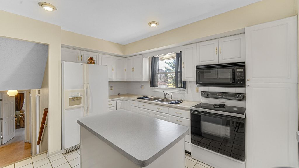 Photo of 3951 S Lakeshore Dr, Crown Point, IN 46307 (MLS # 835189)