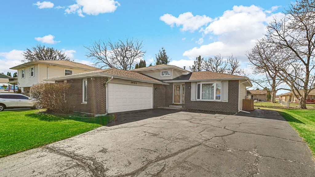 Photo of 3951 S Lakeshore Dr, Crown Point, IN 46307 (MLS # 835189)