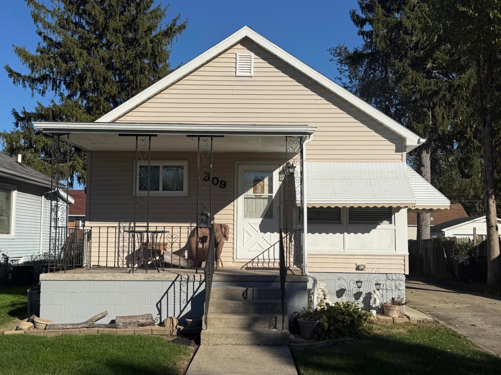 Photo of 809 Lake Street, Hobart, IN 46342 (MLS # 847037)