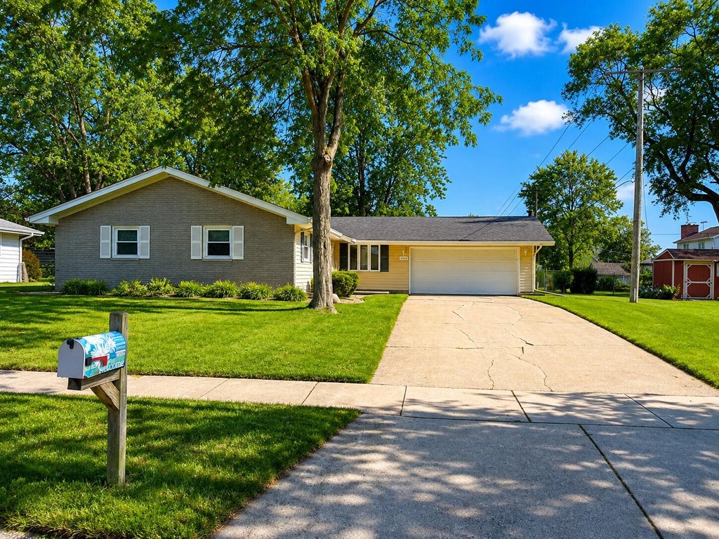 Photo of 111 Sherwood Drive, Crown Point, IN 46307 (MLS # 844708)