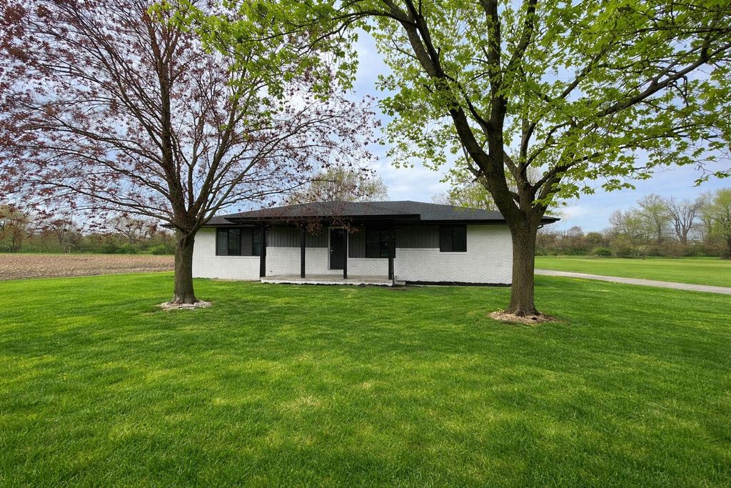 Photo of 1122 Elm Street SW, DeMotte, IN 46310 (MLS # 837176)