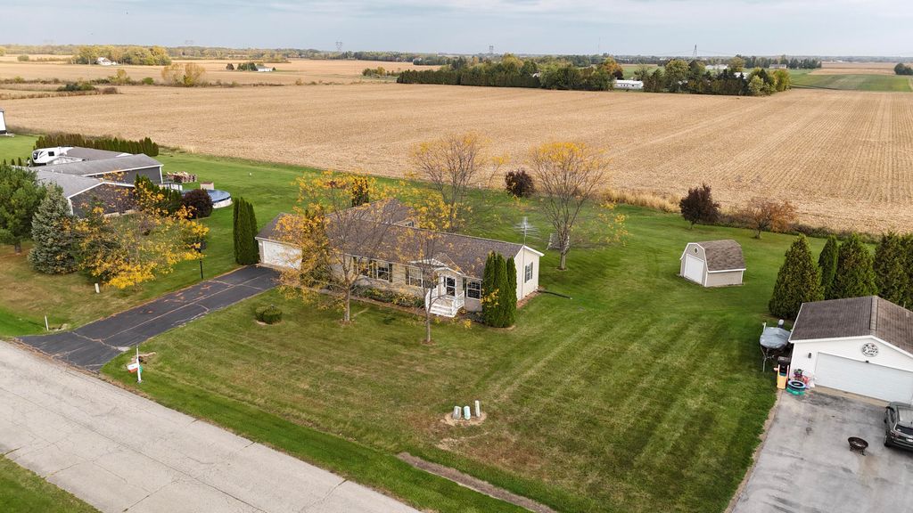 Photo of 559 W Corbly Road, Hebron, IN 46341 (MLS # 829706)