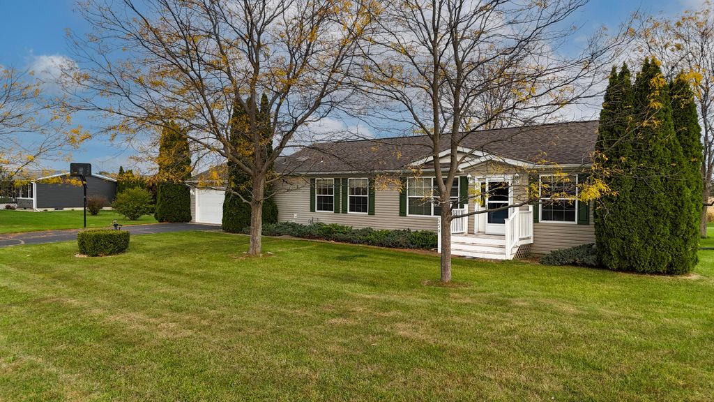 Photo of 559 W Corbly Road, Hebron, IN 46341 (MLS # 829706)