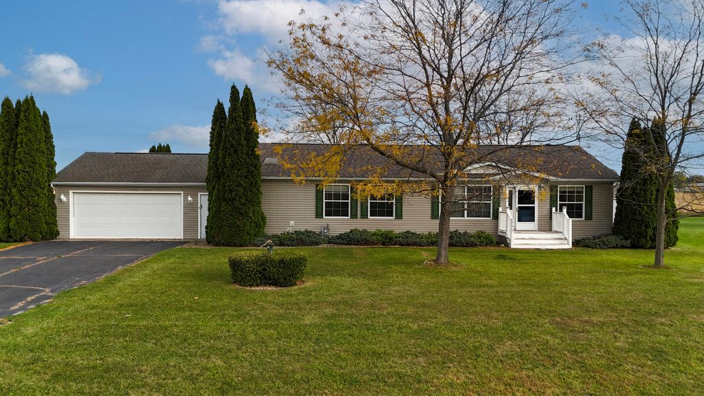 Photo of 559 W Corbly Road, Hebron, IN 46341 (MLS # 829706)