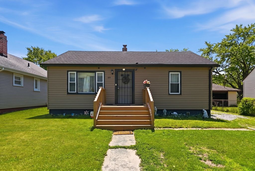 Photo of 905 W 38th Place, Hobart, IN 46342 (MLS # 839787)