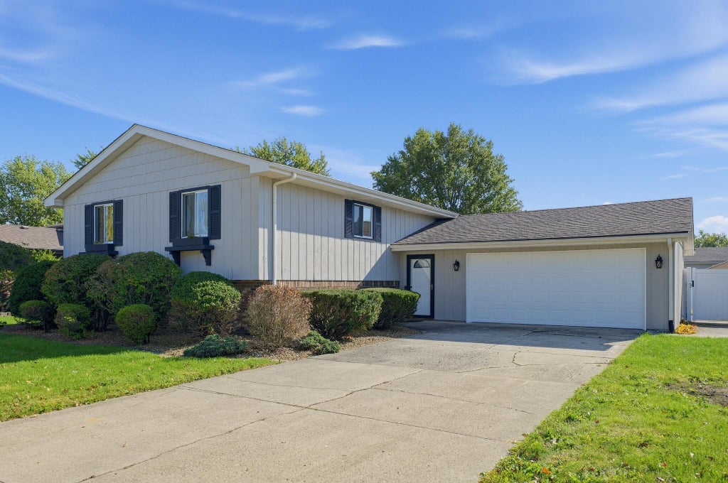 Photo of 1453 W 94th Court, Crown Point, IN 46307 (MLS # 847575)