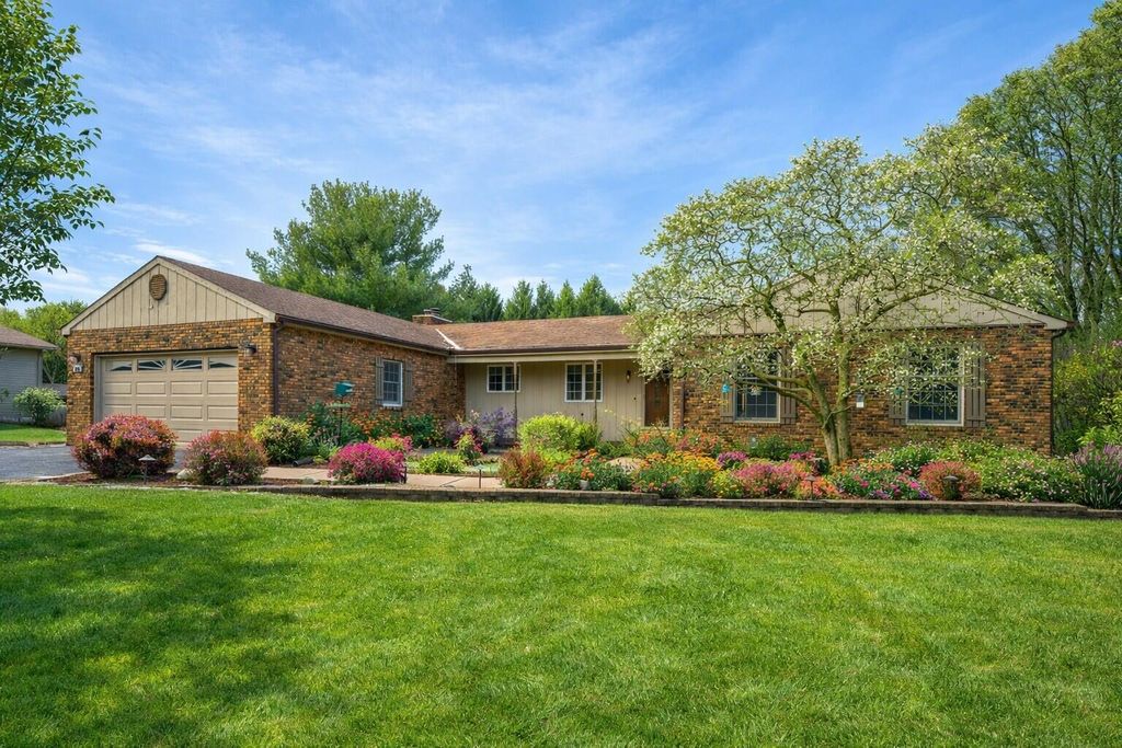 Photo of 842 N 400 E, Valparaiso, IN 46383 (MLS # 832840)