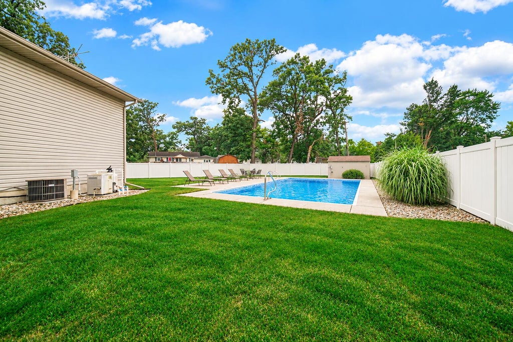 Photo of 250 Hawthorne Court, Hobart, IN 46342 (MLS # 845524)
