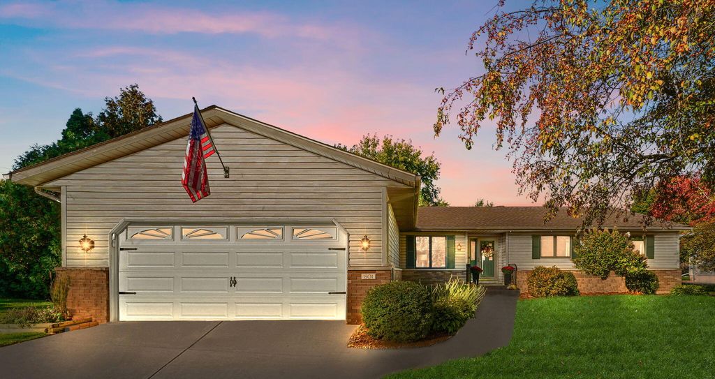 Photo of 801 Courtney Drive, Crown Point, IN 46307 (MLS # 829916)