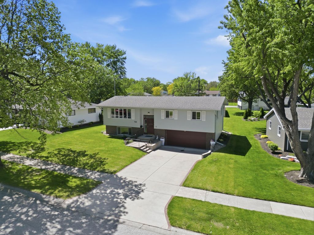 Photo of 723 Maple Lane, Crown Point, IN 46307 (MLS # 838793)