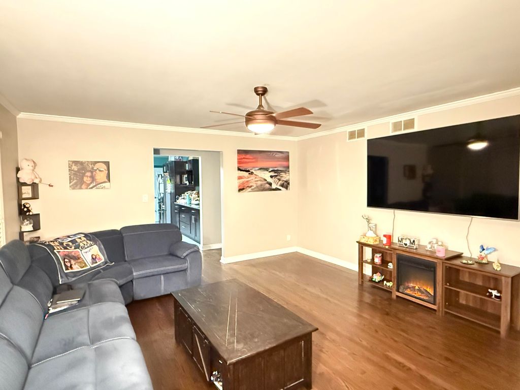 Photo of 140 N Linda Street, Hobart, IN 46342 (MLS # 836761)