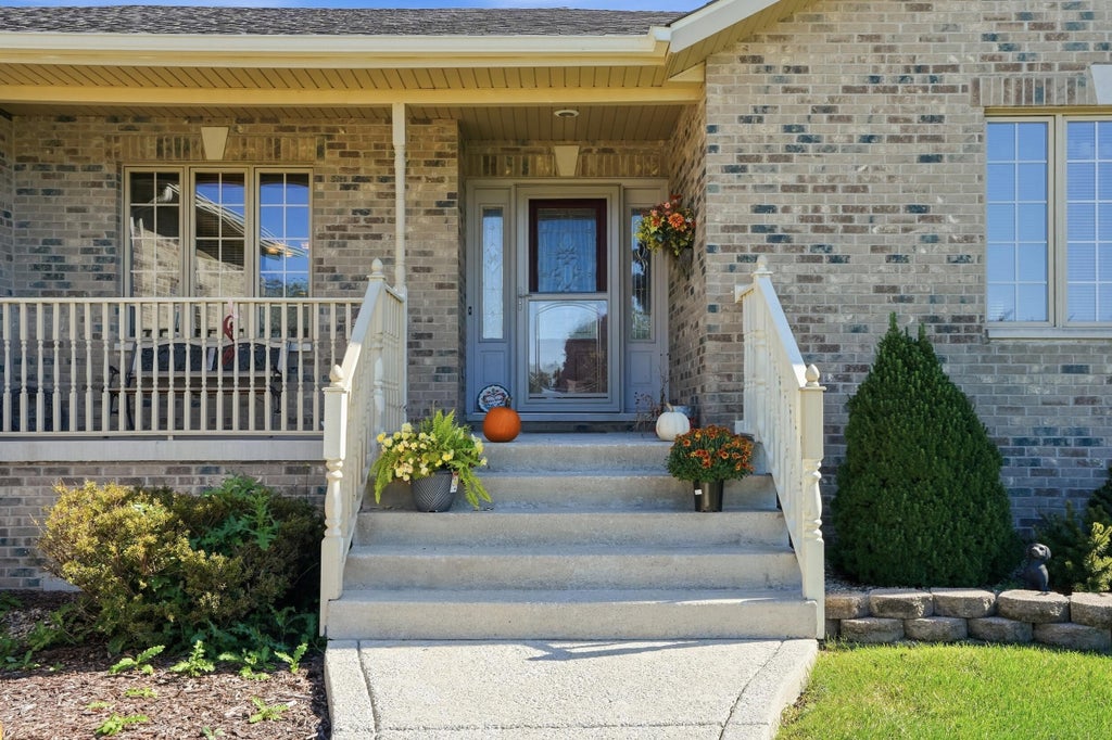 Photo of 2501 Howard Castle Drive, Dyer, IN 46311 (MLS # 847255)