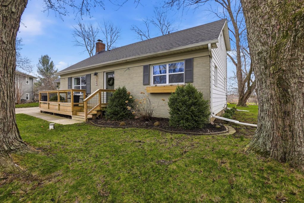 Photo of 509 Shawnee Drive, Lowell, IN 46356 (MLS # 836481)