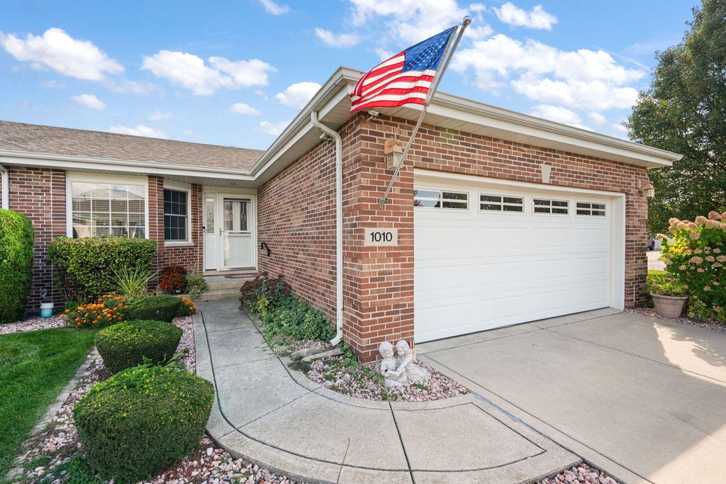 Photo of 1010 Freedom Circle N, Crown Point, IN 46307 (MLS # 829699)