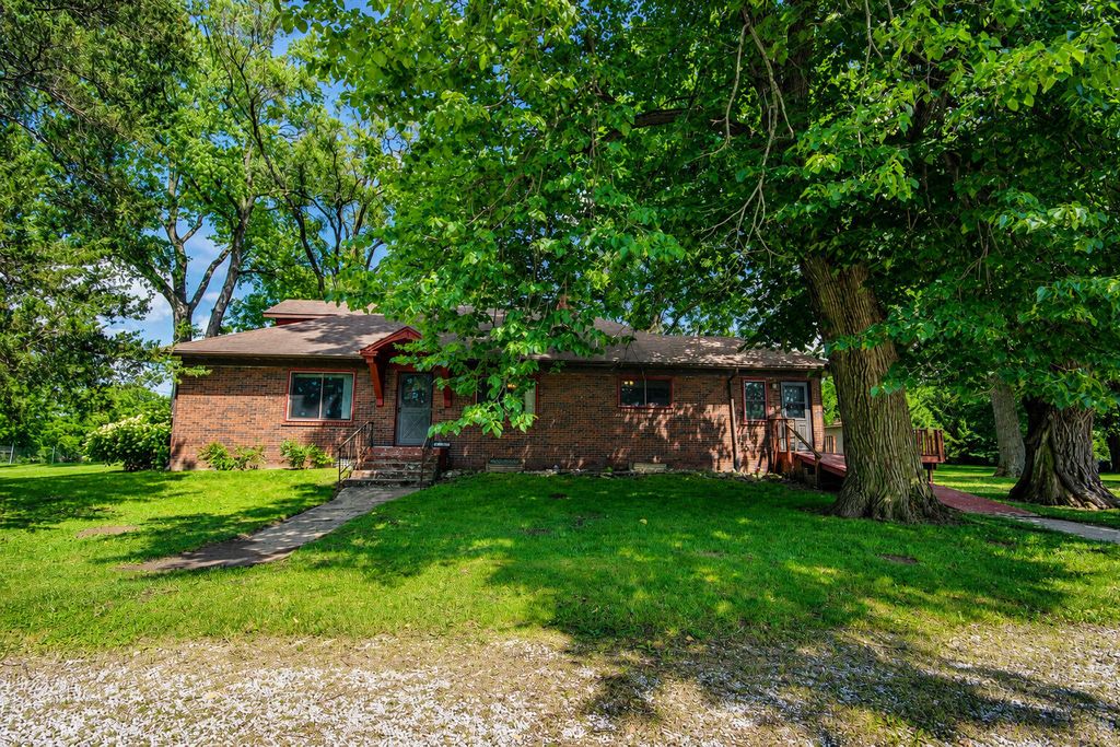 Photo of 564 W Us Highway 30, Valparaiso, IN 46385 (MLS # 840460)