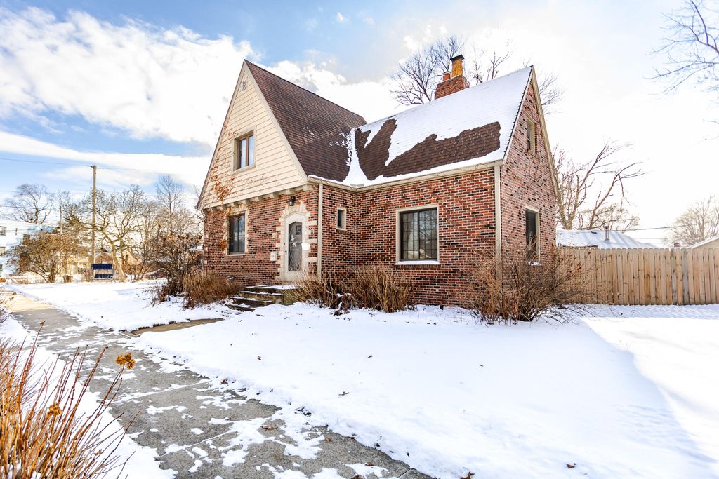 Photo of 42 Indi Illi Pkwy, Hammond, IN 46324 (MLS # 833512)