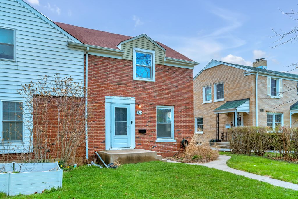 Photo of 309 Belden Place, Munster, IN 46321 (MLS # 837050)