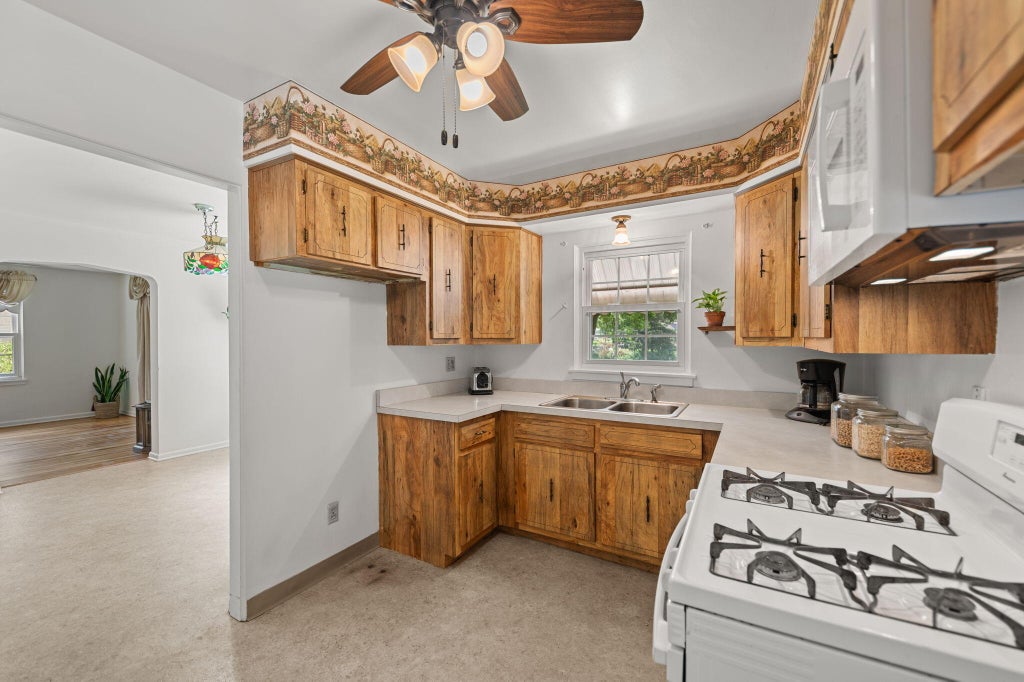 Photo of 139 Beverly Boulevard, Hobart, IN 46342 (MLS # 843066)