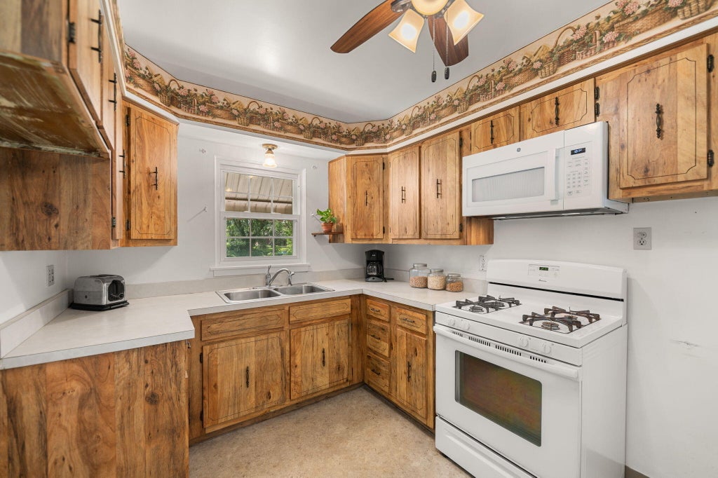Photo of 139 Beverly Boulevard, Hobart, IN 46342 (MLS # 843066)
