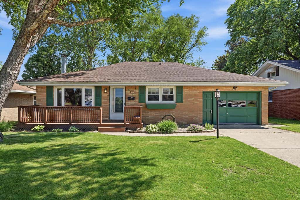 Photo of 613 E Ash Place, Griffith, IN 46319 (MLS # 840396)