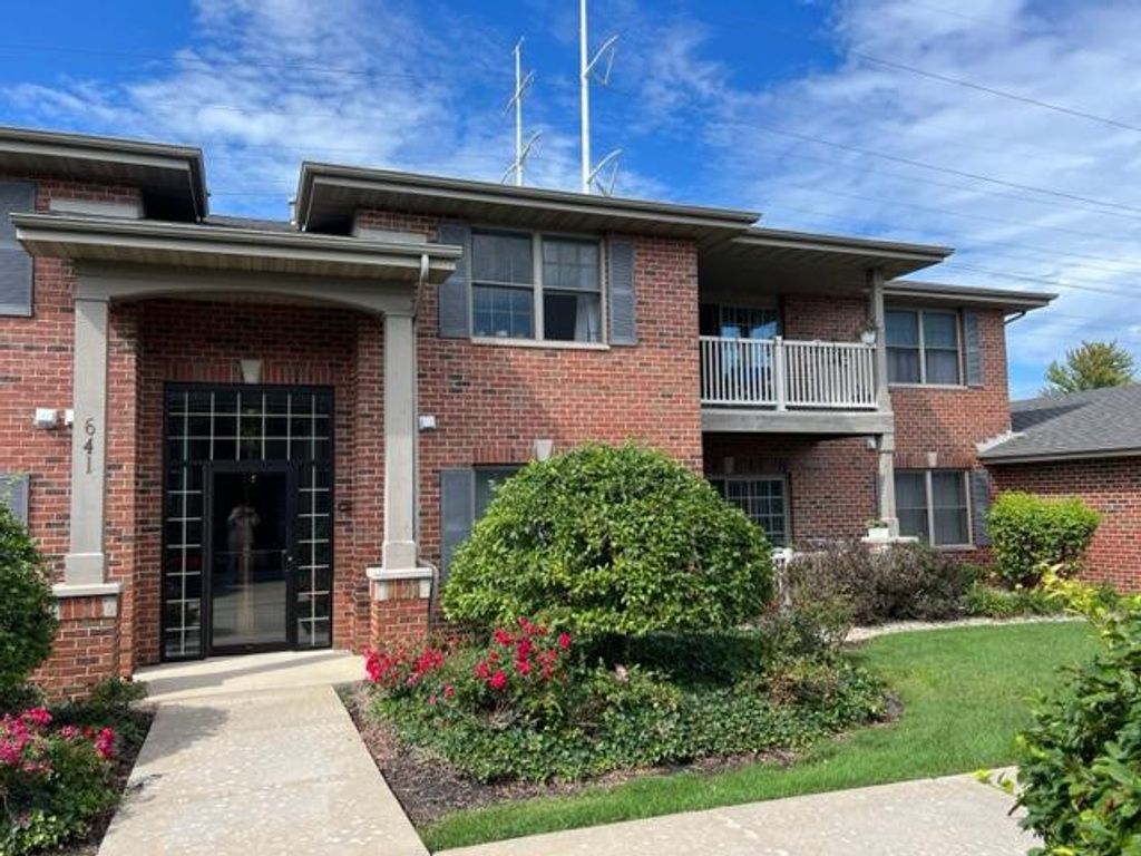 Photo of 641 Cambridge Court #2b, Munster, IN 46321 (MLS # 838377)