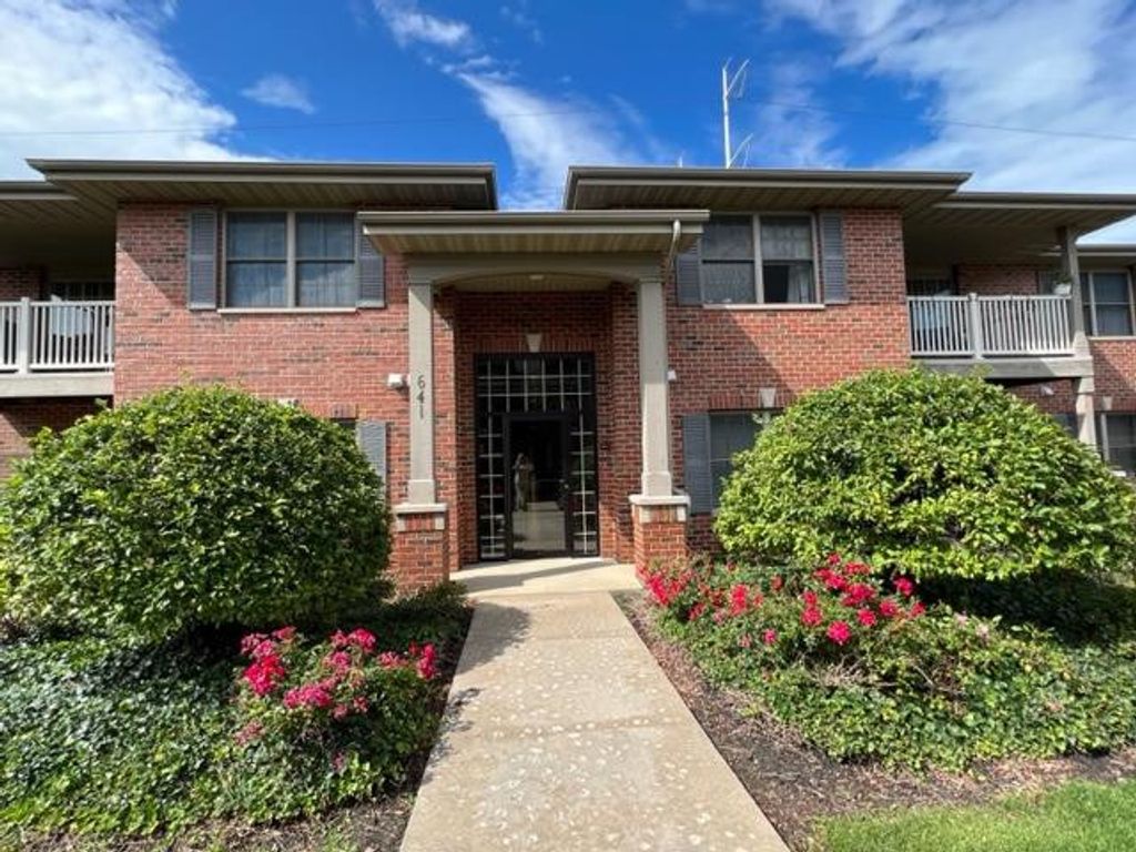 Photo of 641 Cambridge Court #2b, Munster, IN 46321 (MLS # 838377)