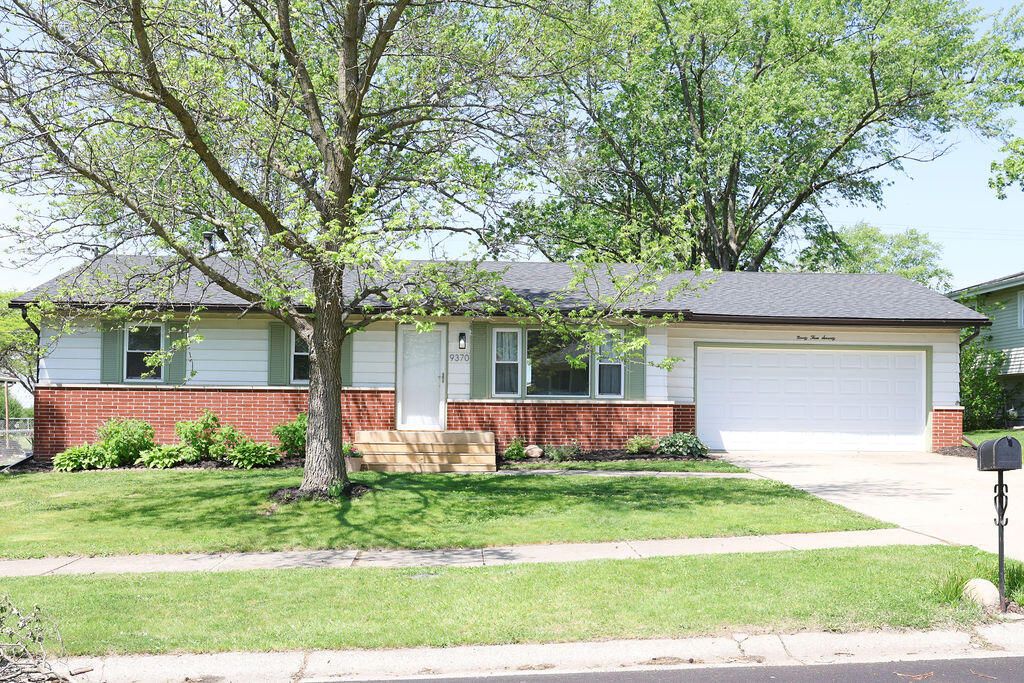 Photo of 9370 Roosevelt Place, Crown Point, IN 46307 (MLS # 841470)